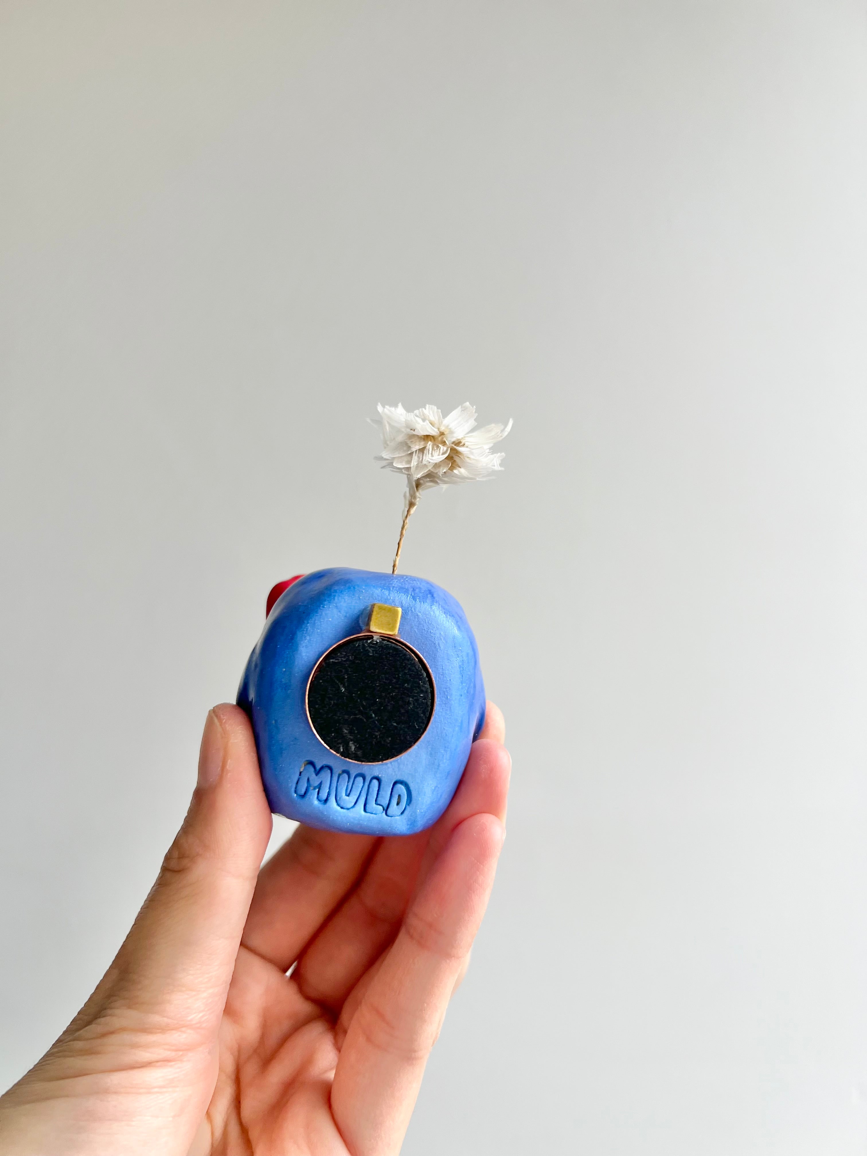 Bud vase magnet