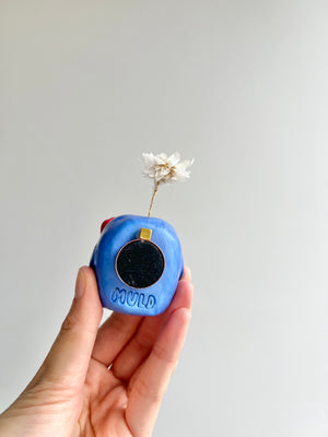 Bud vase magnet