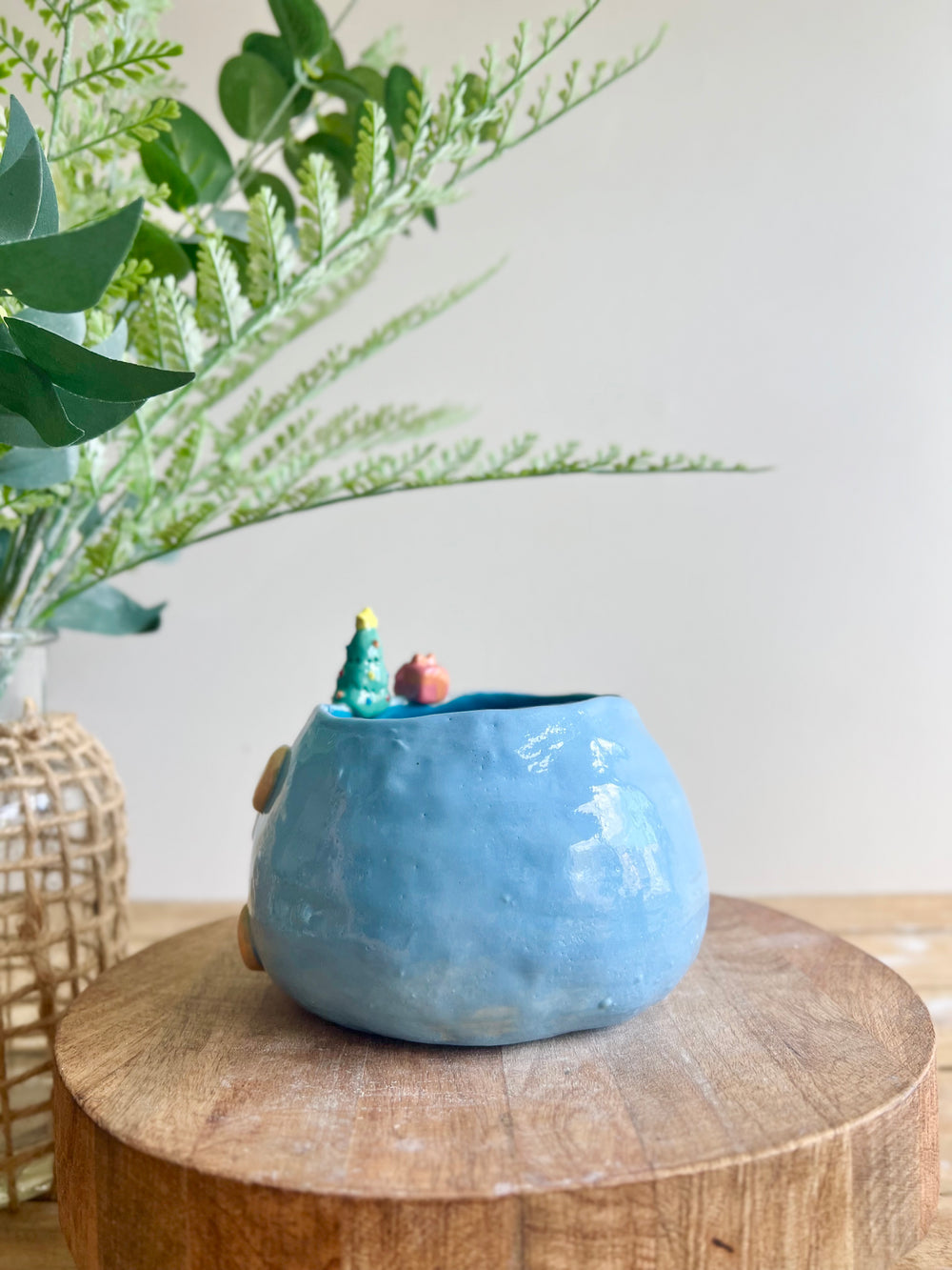 Festive sideways penguin pot with Christmas friends, photo 6 of 10