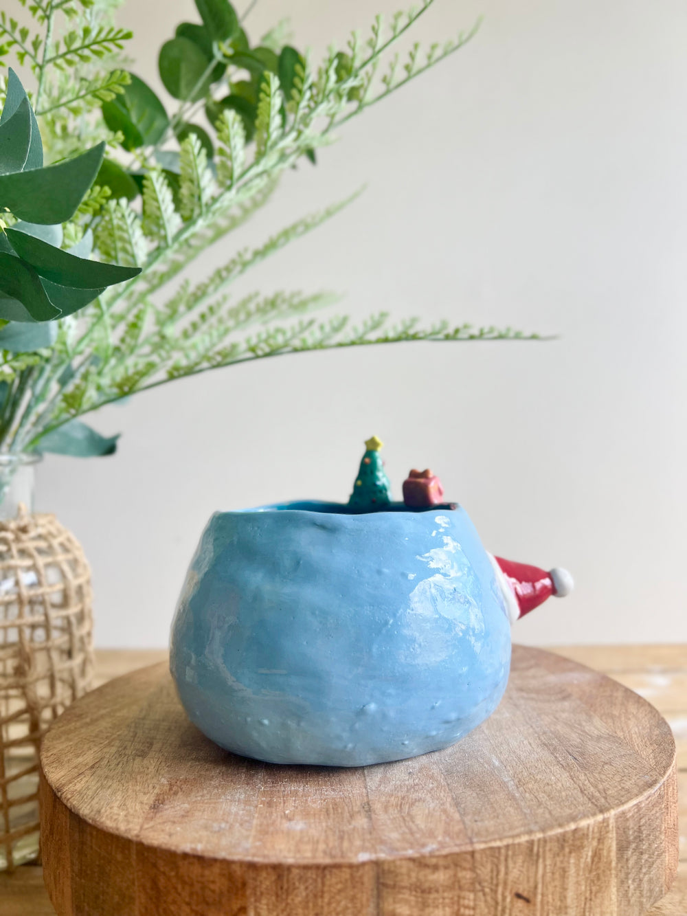 Festive sideways penguin pot with Christmas friends, photo 5 of 10