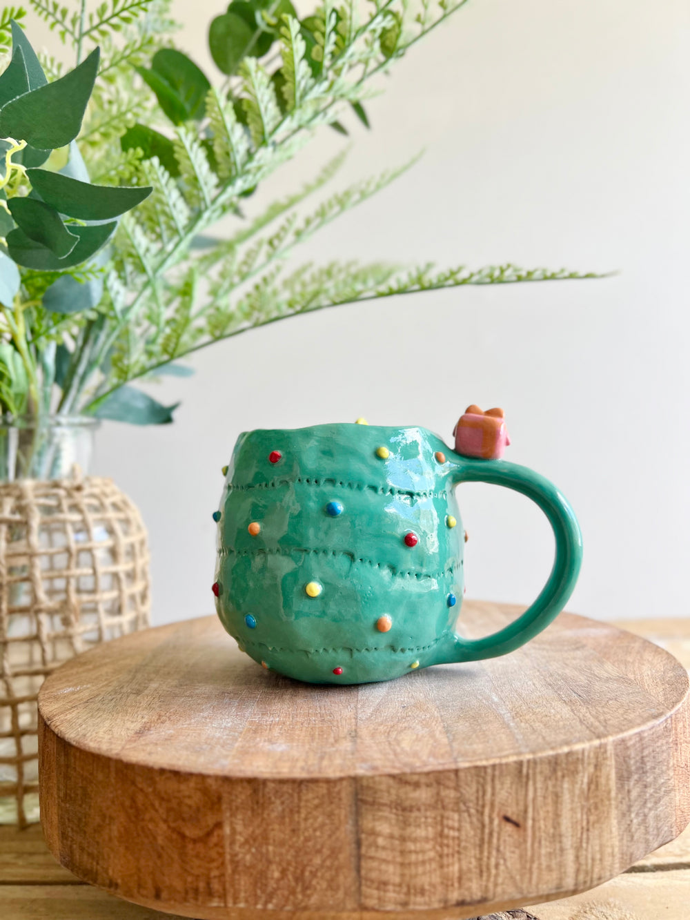 Christmas tree mug with gingerbread and present friend, photo 4 of 16