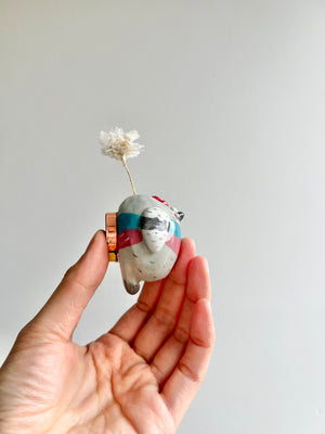 Bud vase magnet
