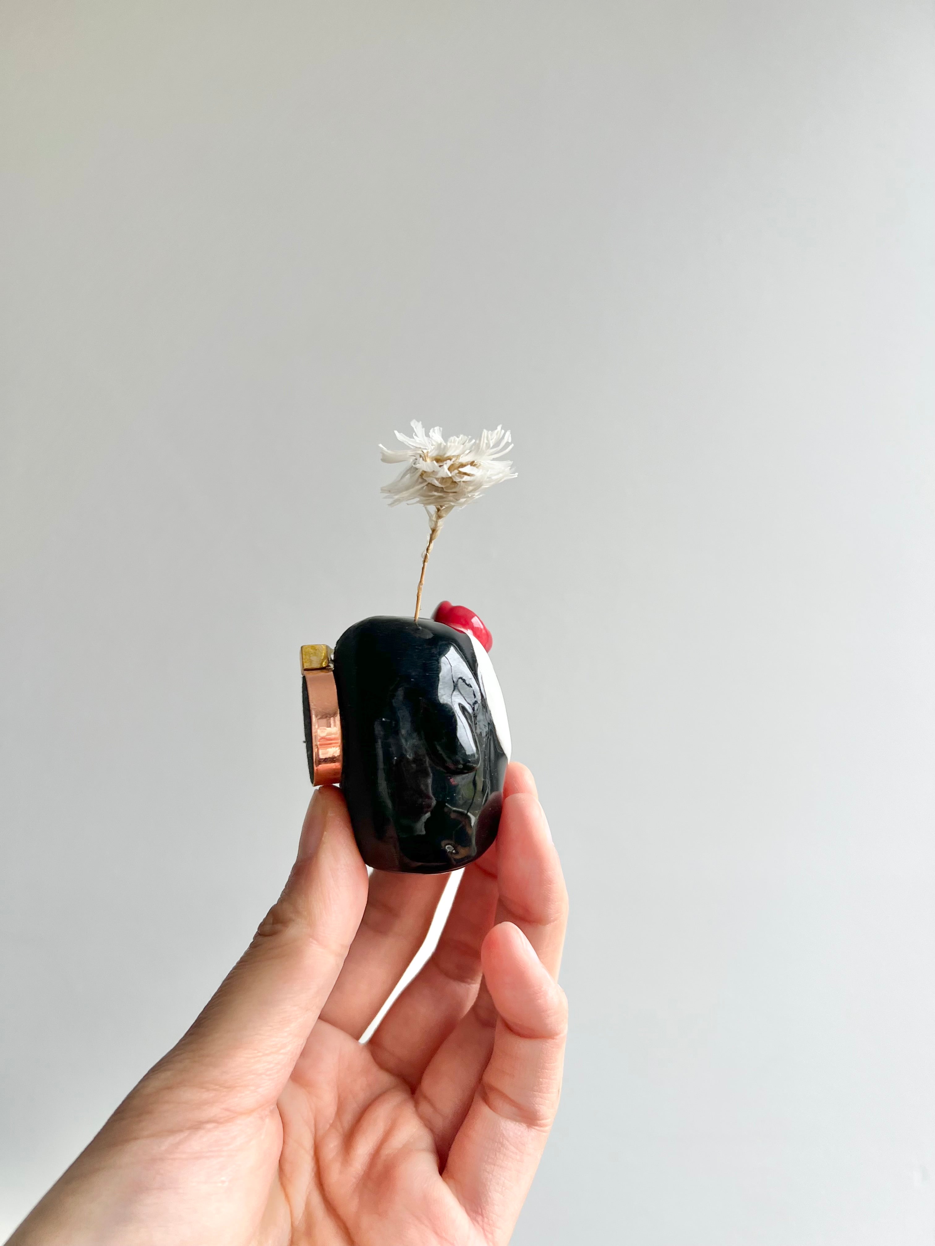 Bud vase magnet