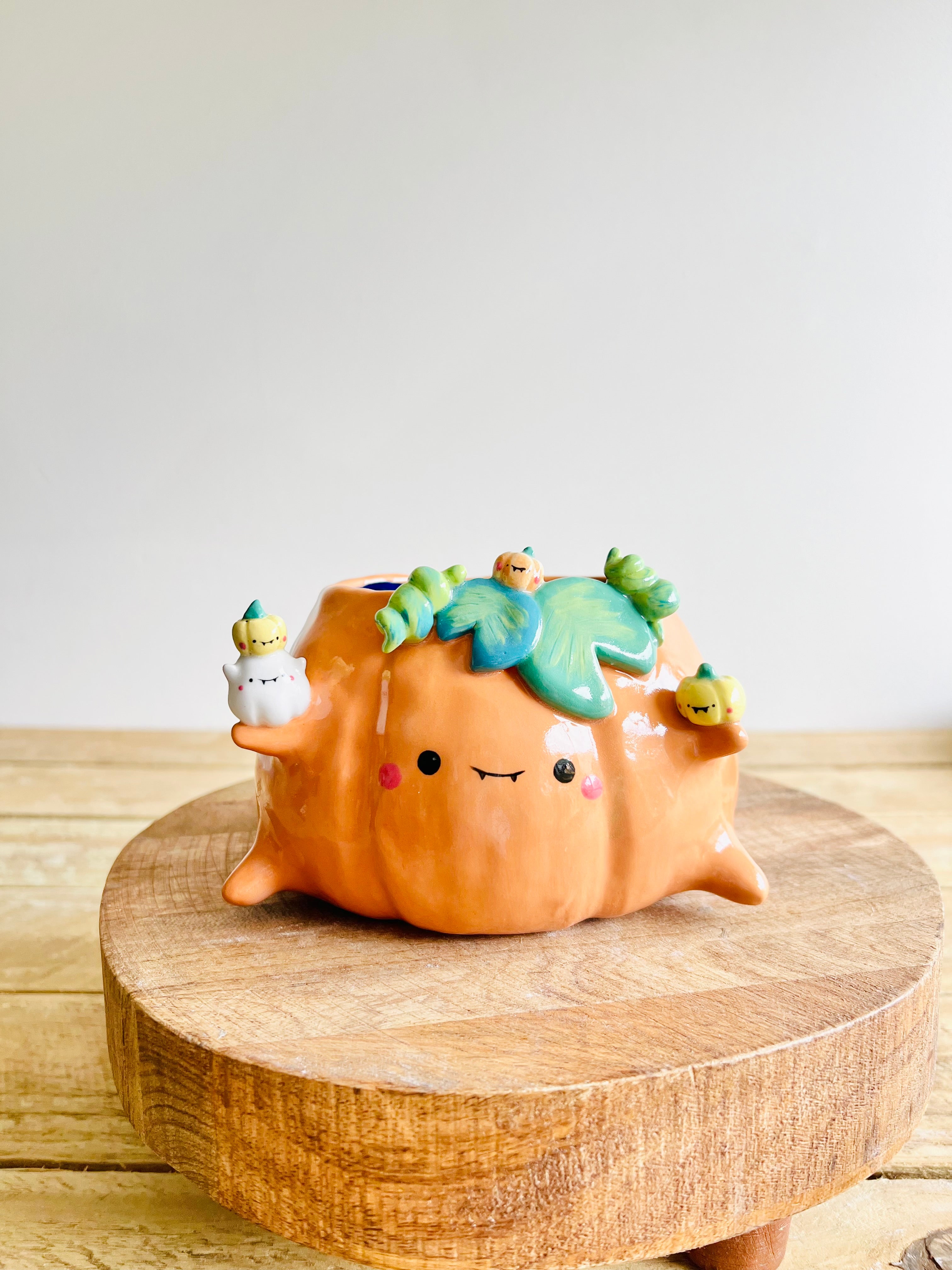 Pumpkin pot with ghost and baby pumpkin friends