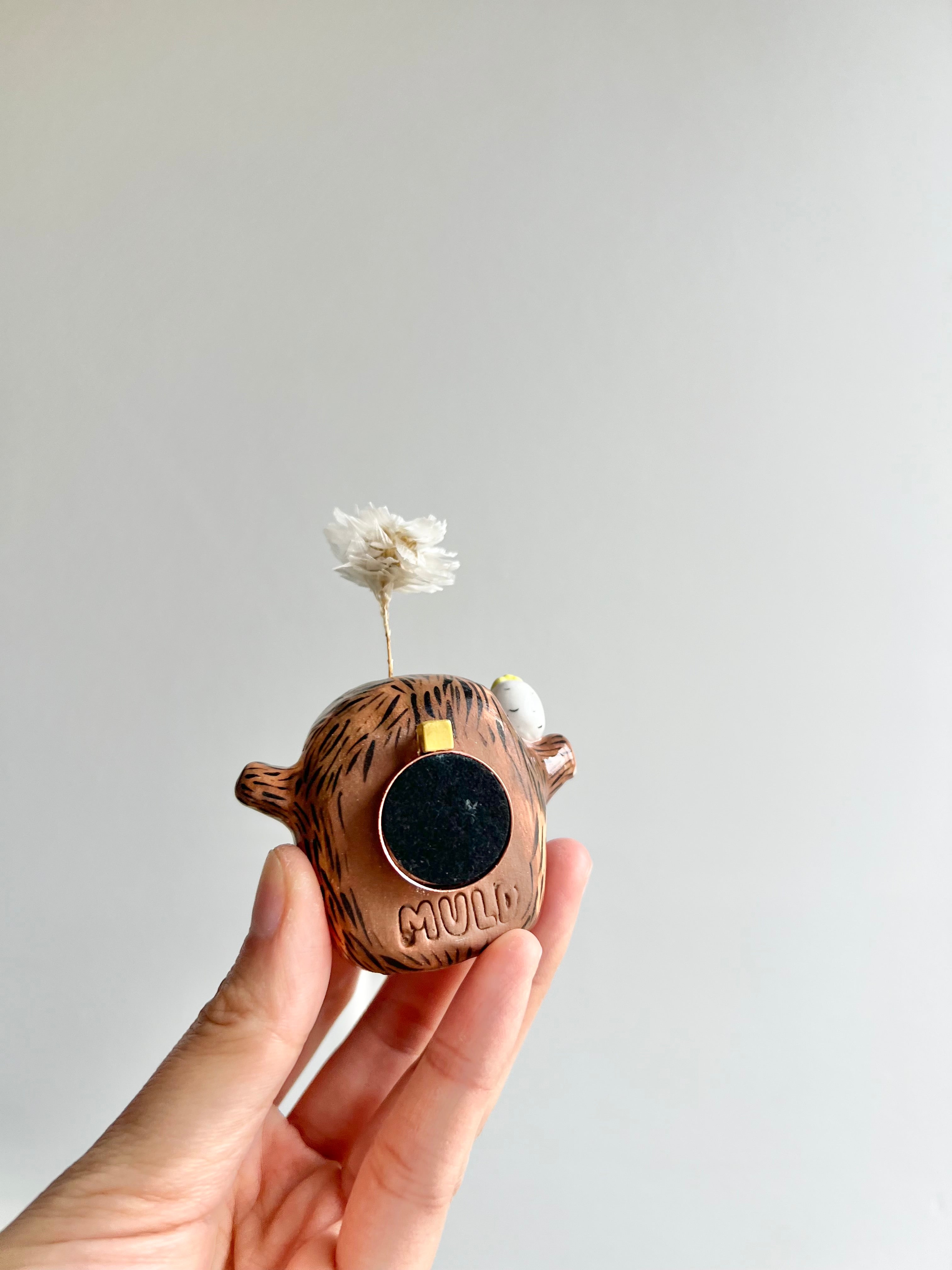 Bud vase magnet