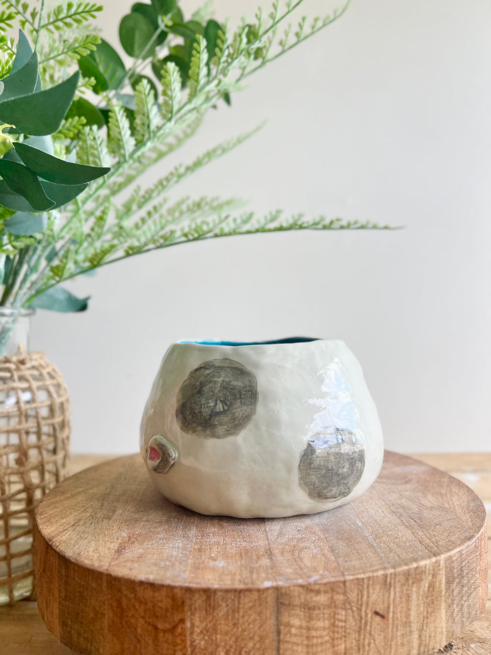 Flowery sideways bunny pot with gingerbread friend, photo 5 of 11