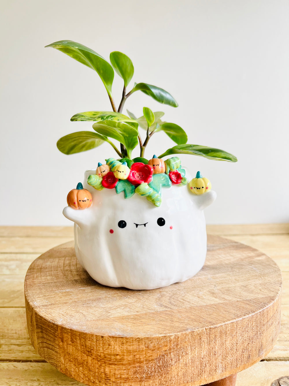 Flowery ghost pot with pumpkin friends, photo 1 of 9