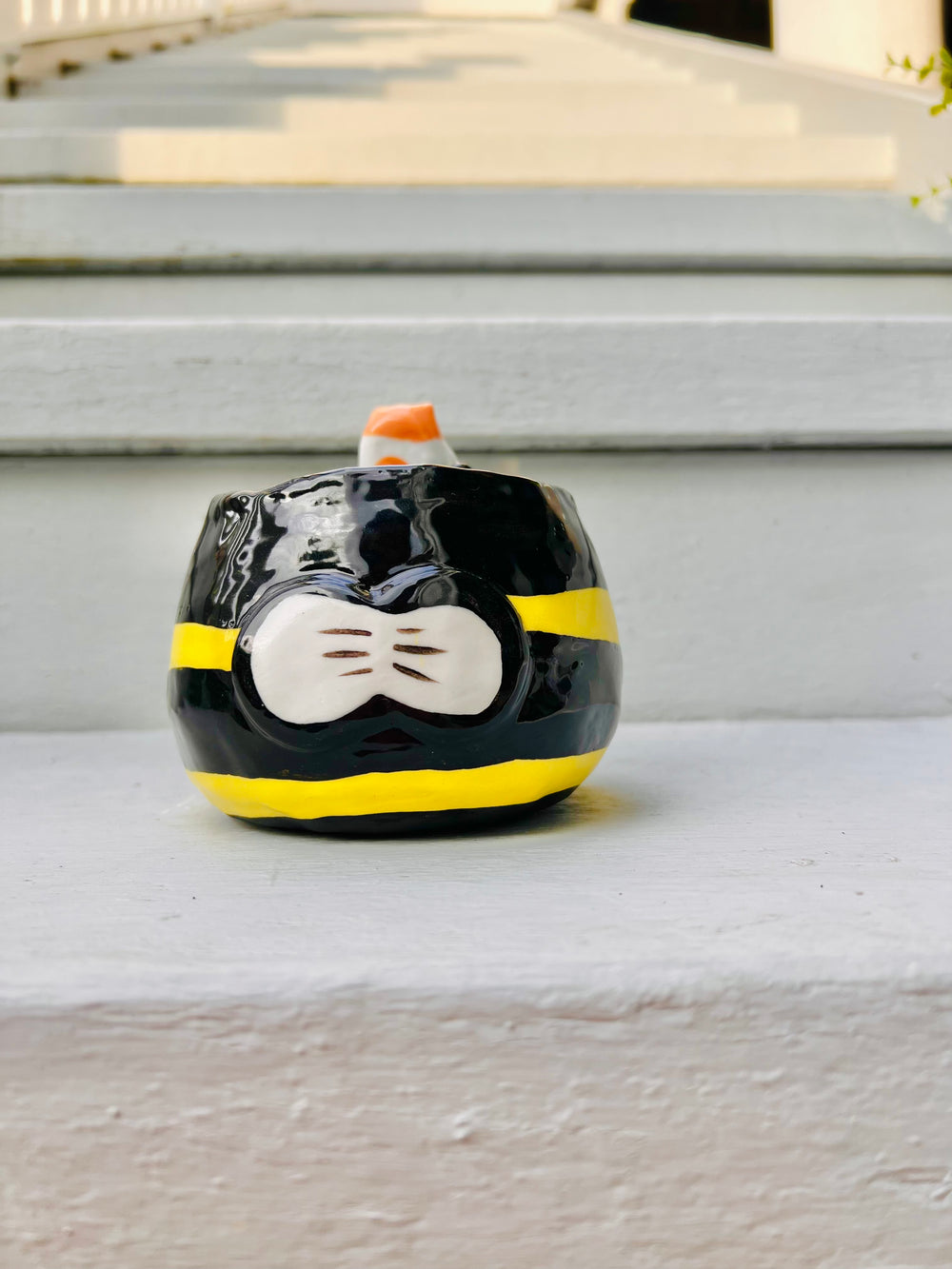 Bee pot with cat friend, photo 3 of 8