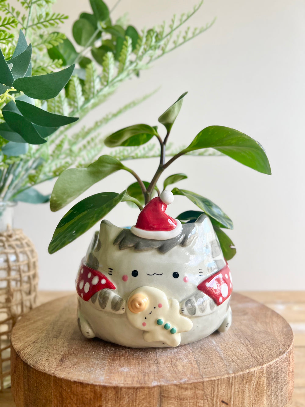 Festive grey cat pot with gingerbread friend, photo 10 of 10