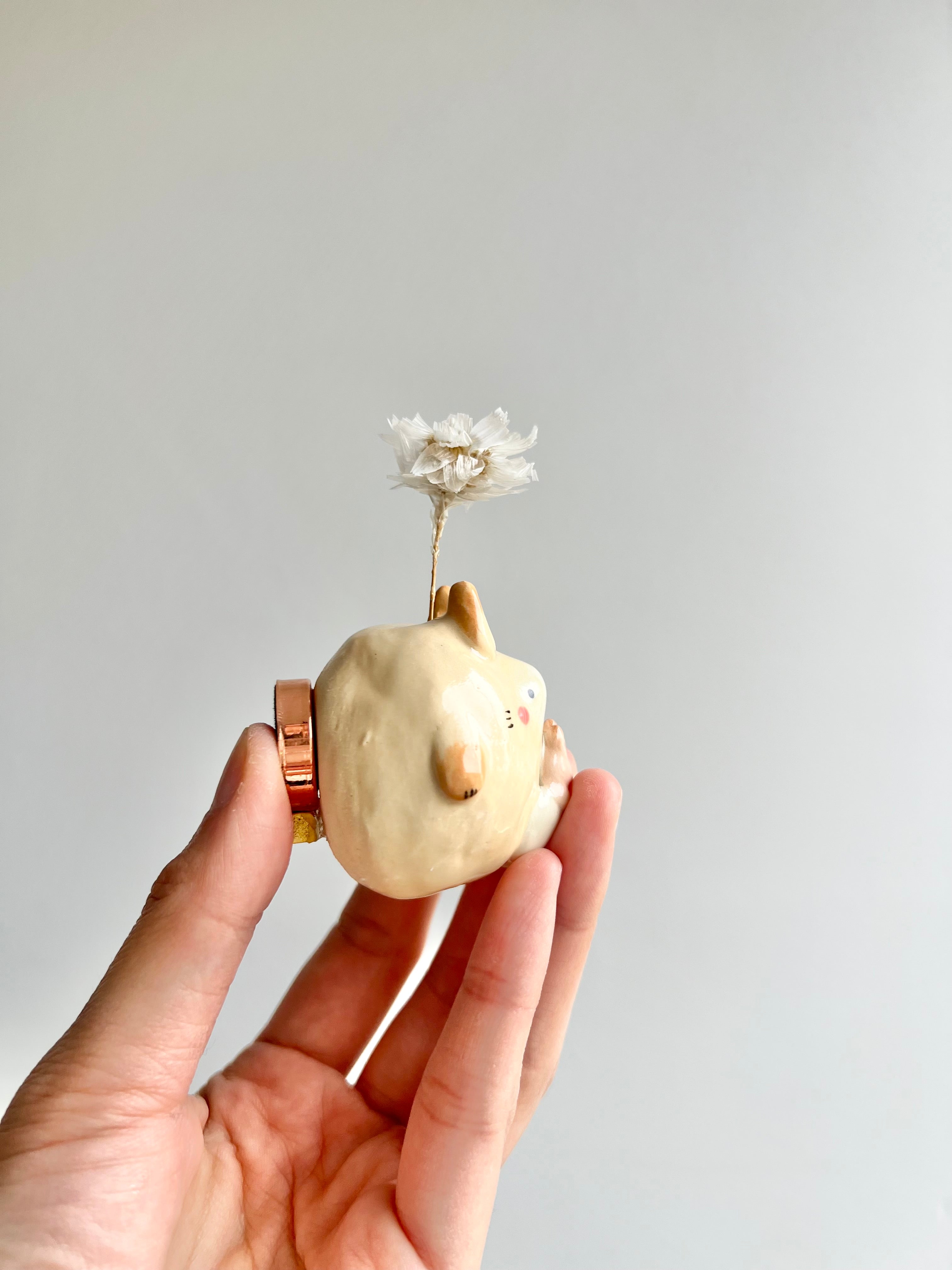 Bud vase magnet
