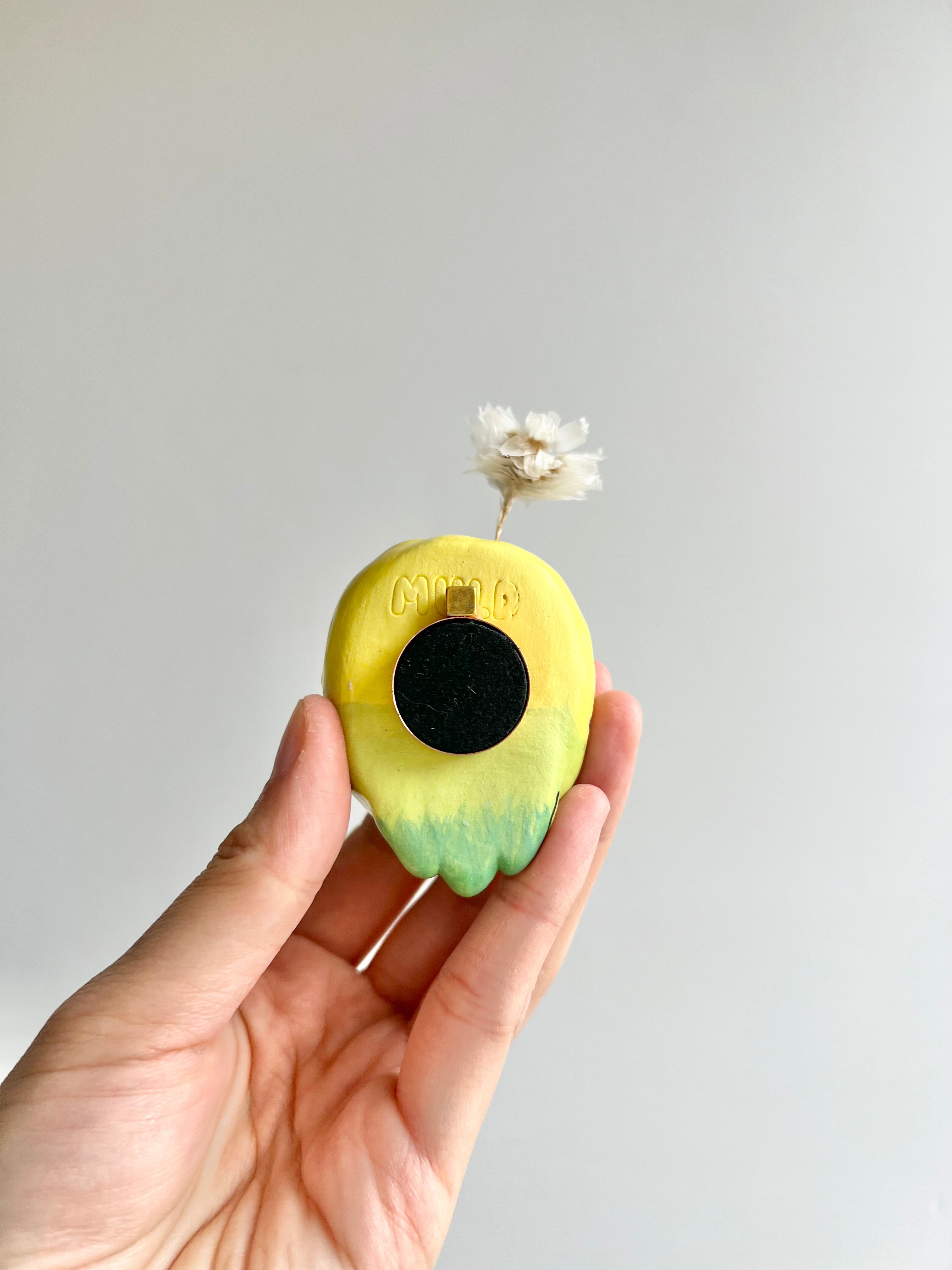 Bud vase magnet