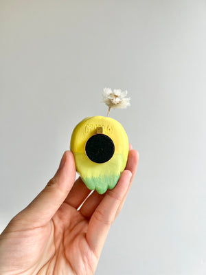 Bud vase magnet