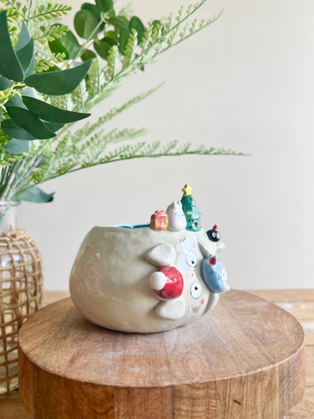Festive sideways Totoro pot with Chibi Totoro friends, photo 3 of 11