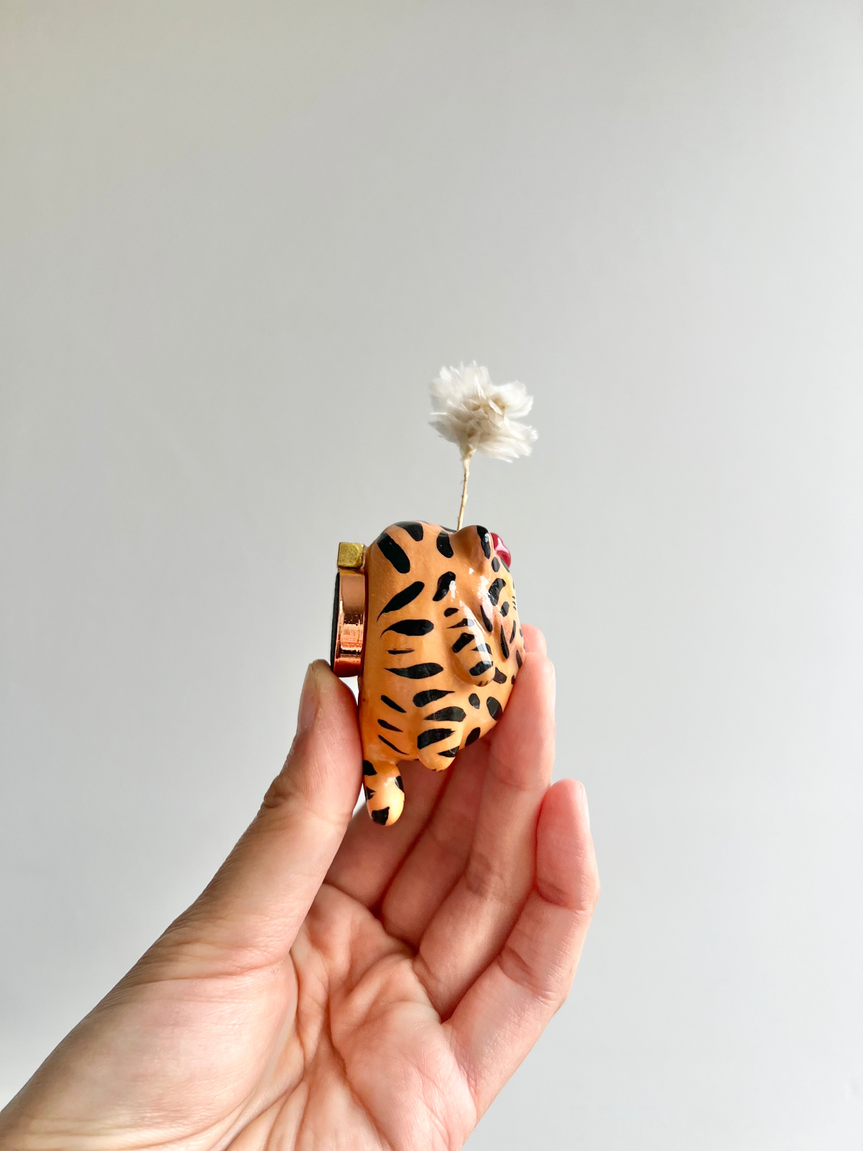 Bud vase magnet