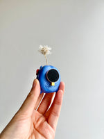Bud vase magnet
