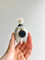Bud vase magnet