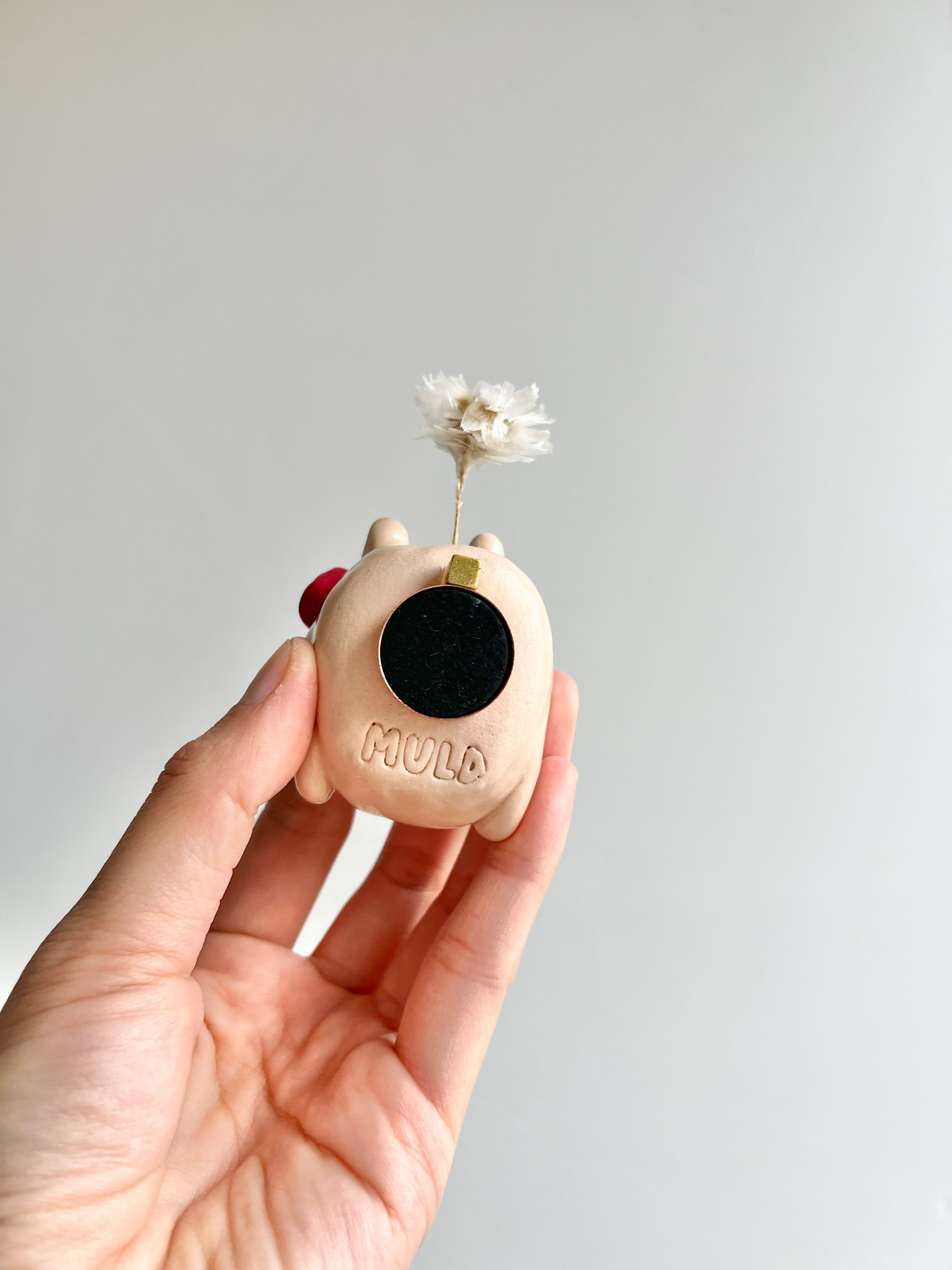Bud vase magnet