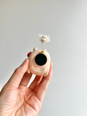 Bud vase magnet