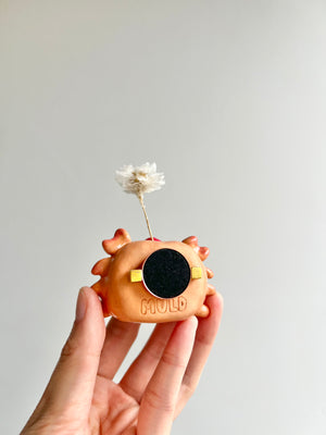 Bud vase magnet