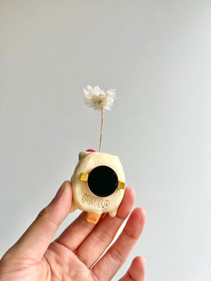 Bud vase magnet
