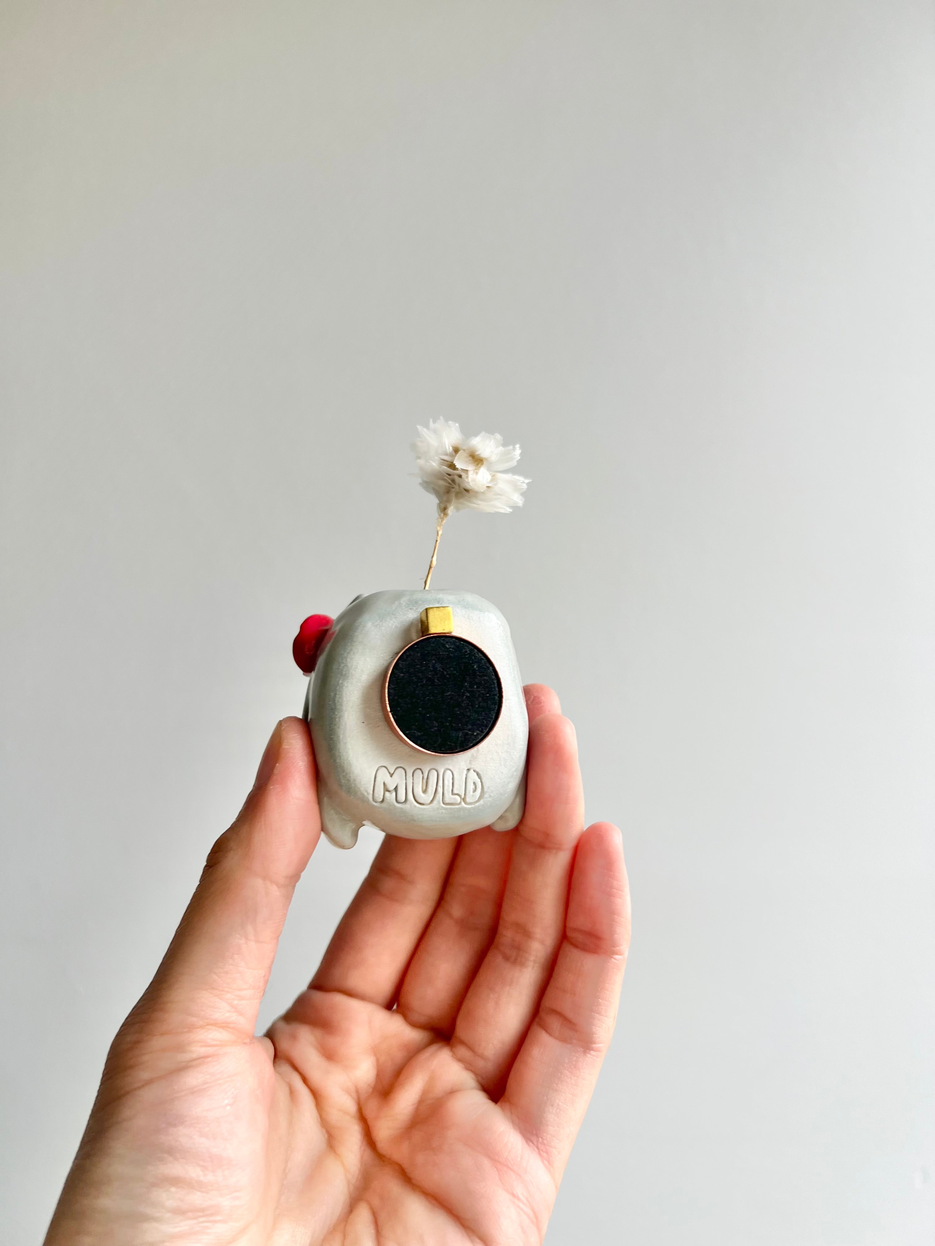 Bud vase magnet