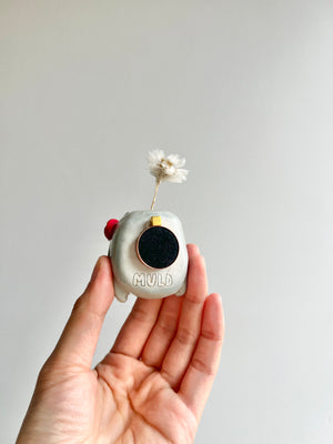 Bud vase magnet