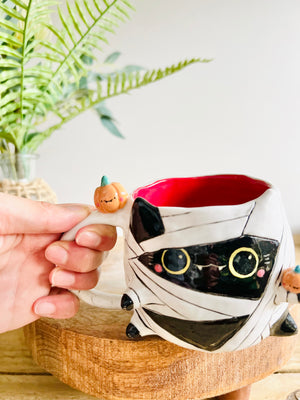 Mummy kitty mug with pumpkin friends