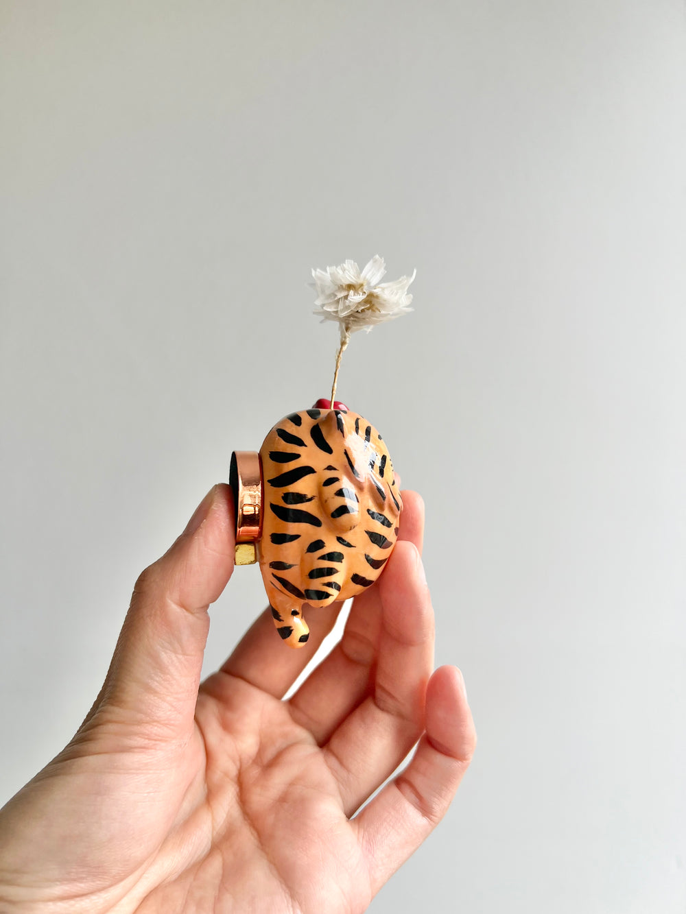 Bud vase magnet, photo 2 of 3
