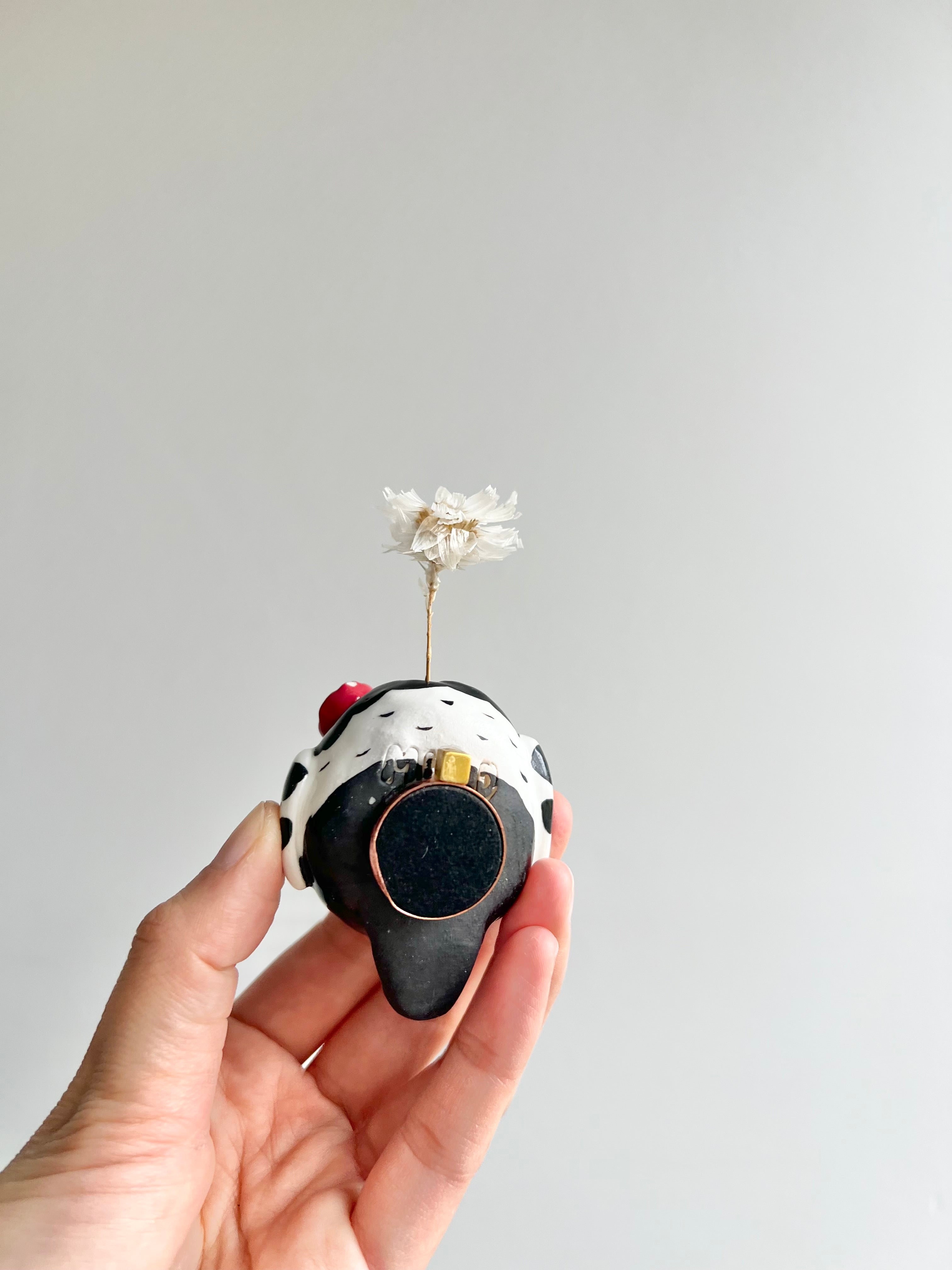 Bud vase magnet