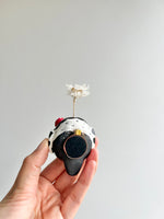 Bud vase magnet