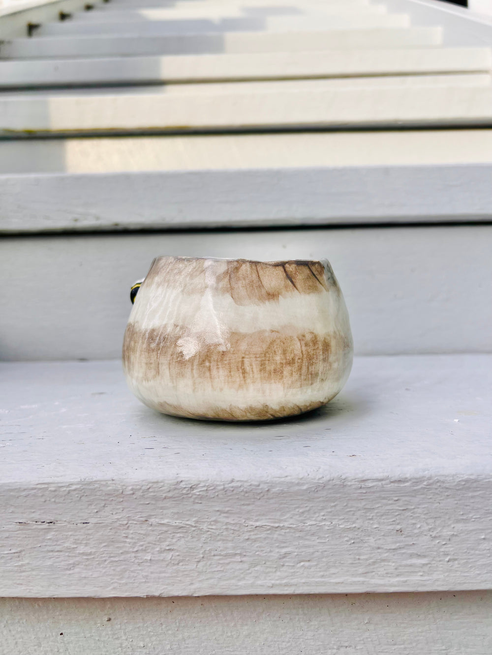 Grey cat head pot with bee friends, photo 3 of 8