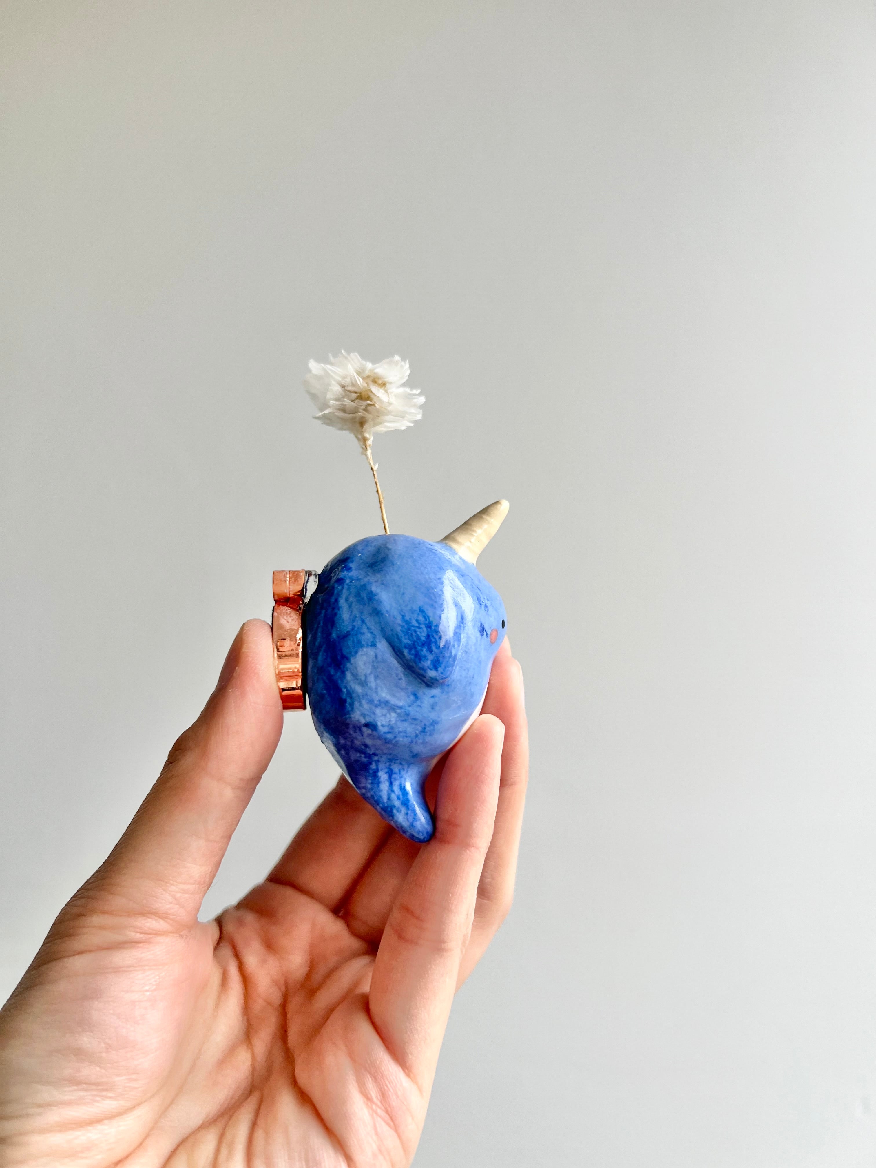 Bud vase magnet