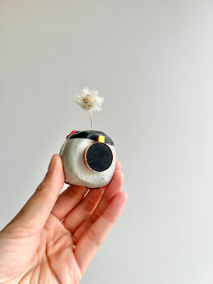 Bud vase magnet