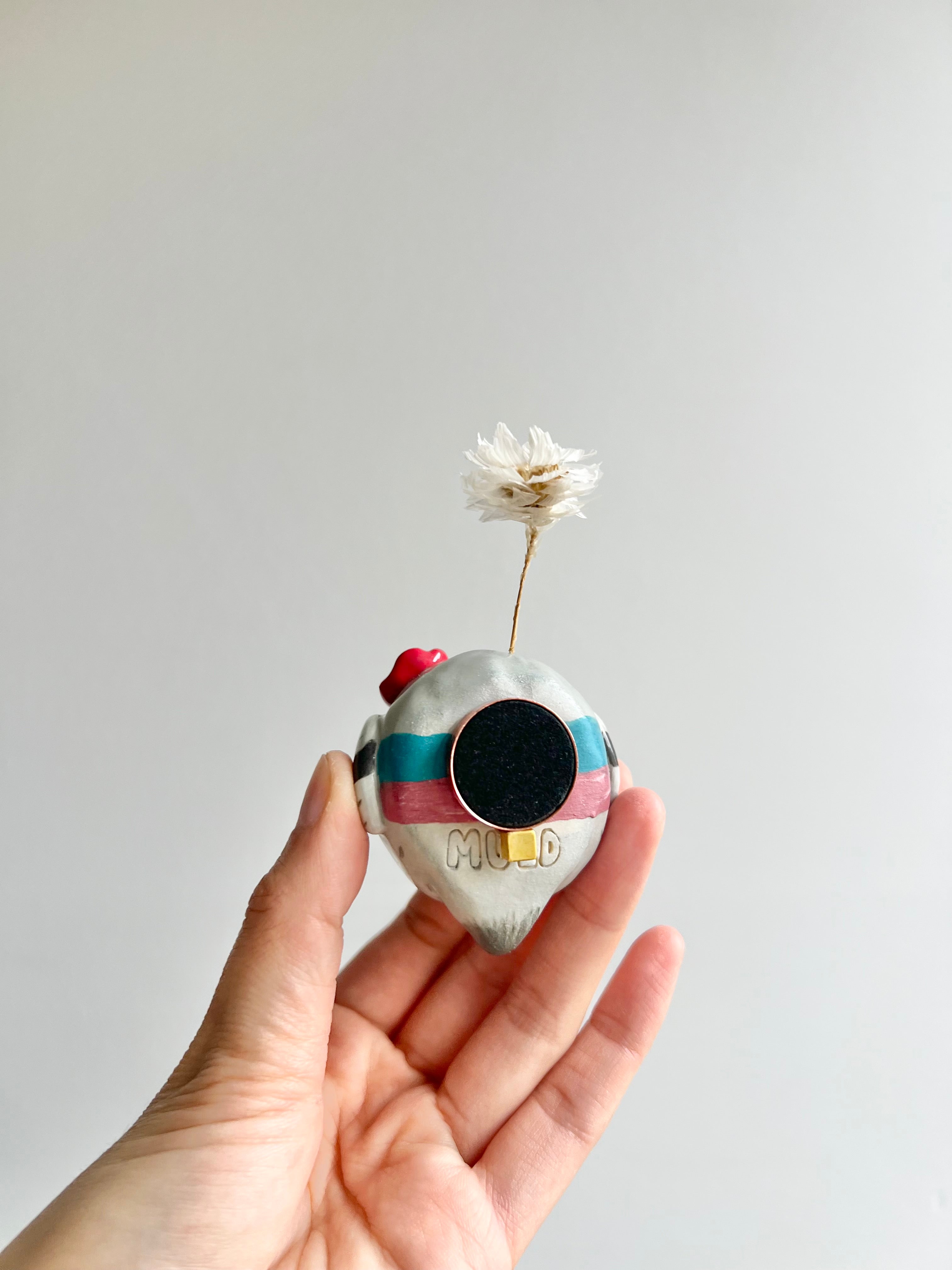 Bud vase magnet