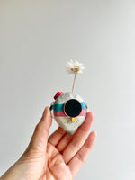 Bud vase magnet