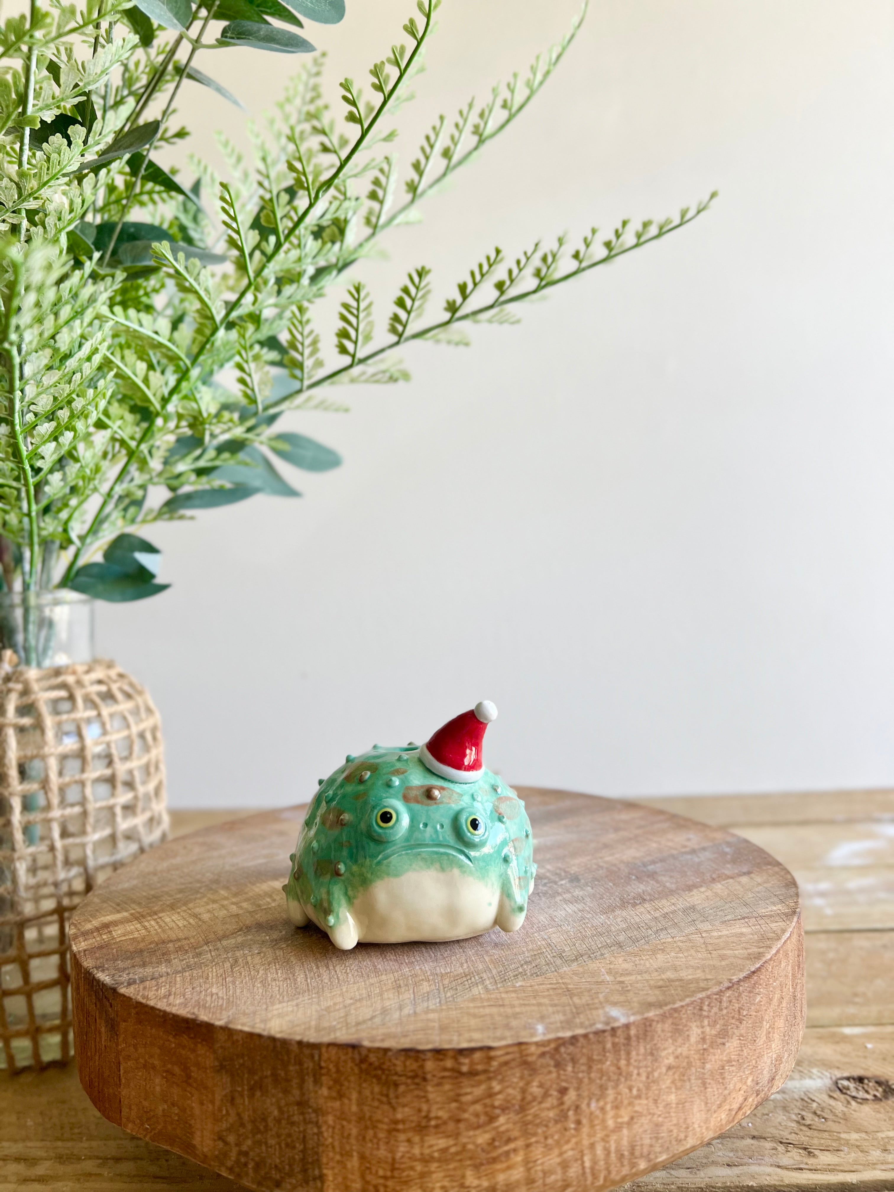 Festive grumpy Froggo bud vase #1