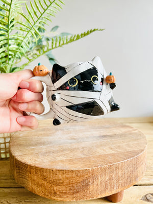 Mummy kitty mug with pumpkin friends