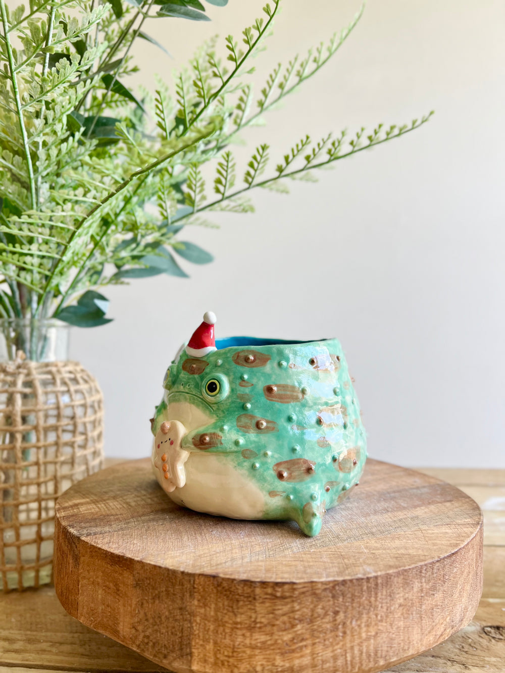 Festive grumpy Froggo planter with gingerbread friend, photo 8 of 13