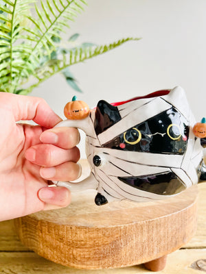 Mummy kitty mug with pumpkin friends