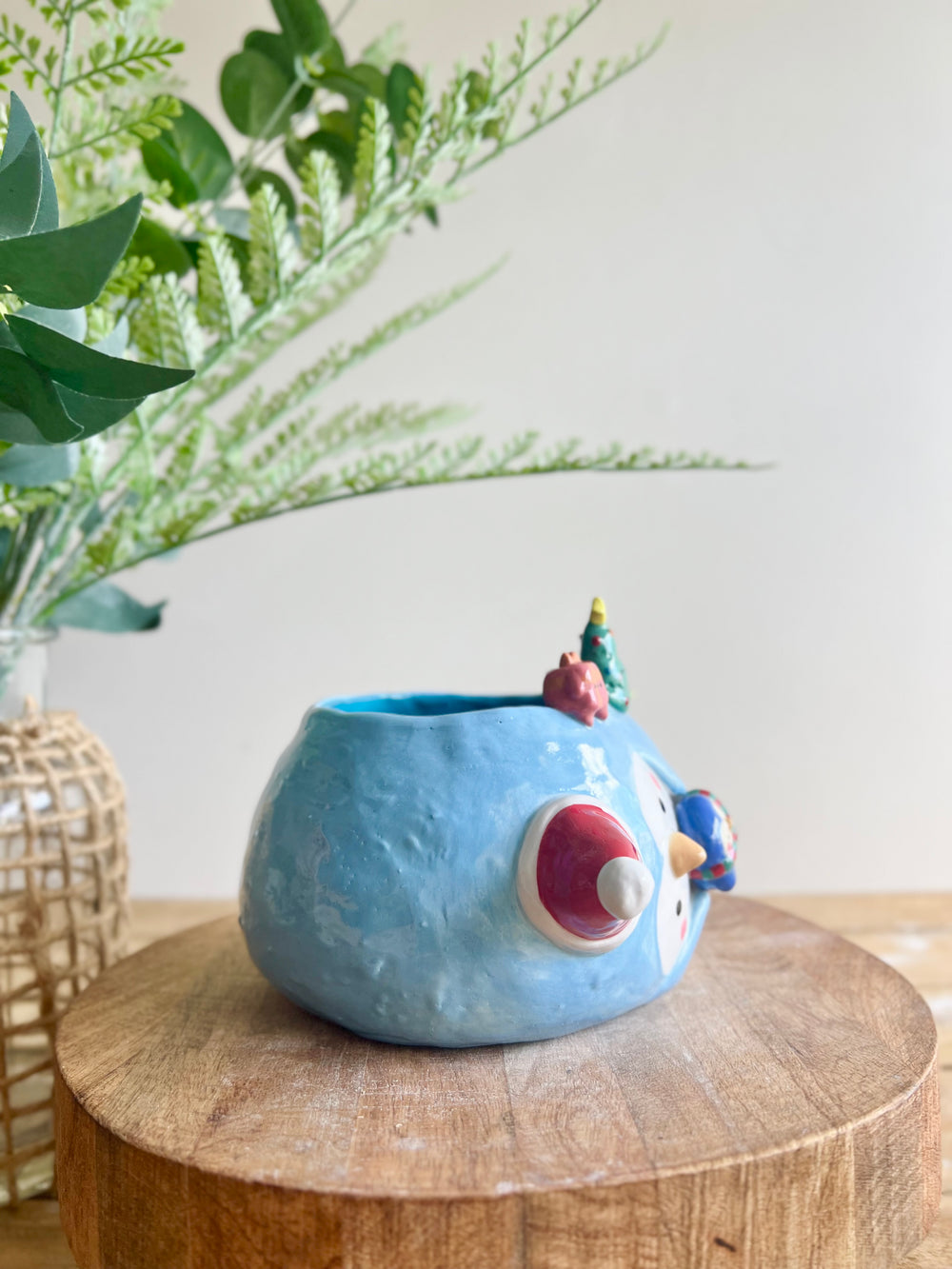 Festive sideways penguin pot with Christmas friends, photo 4 of 10