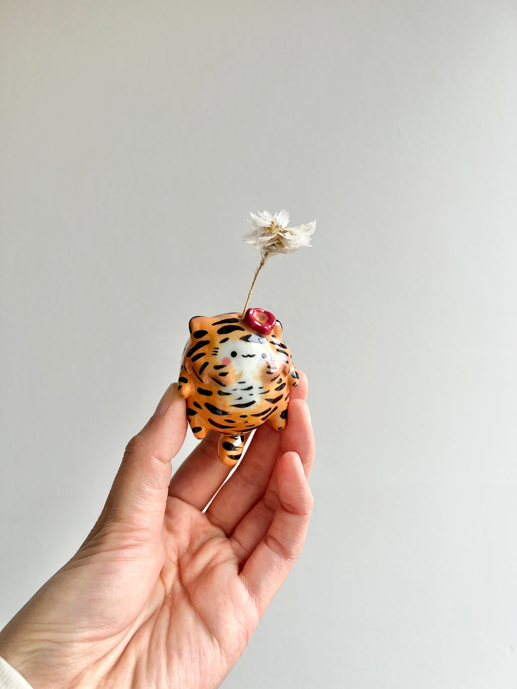 Bud vase magnet