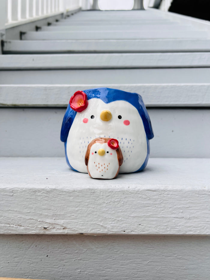 2in1 Penguin pot with baby penguin vase