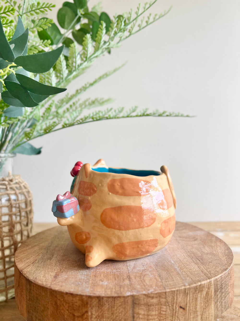 Gift bearing festive Ginger cat pot with Christmas tree friend, photo 5 of 12