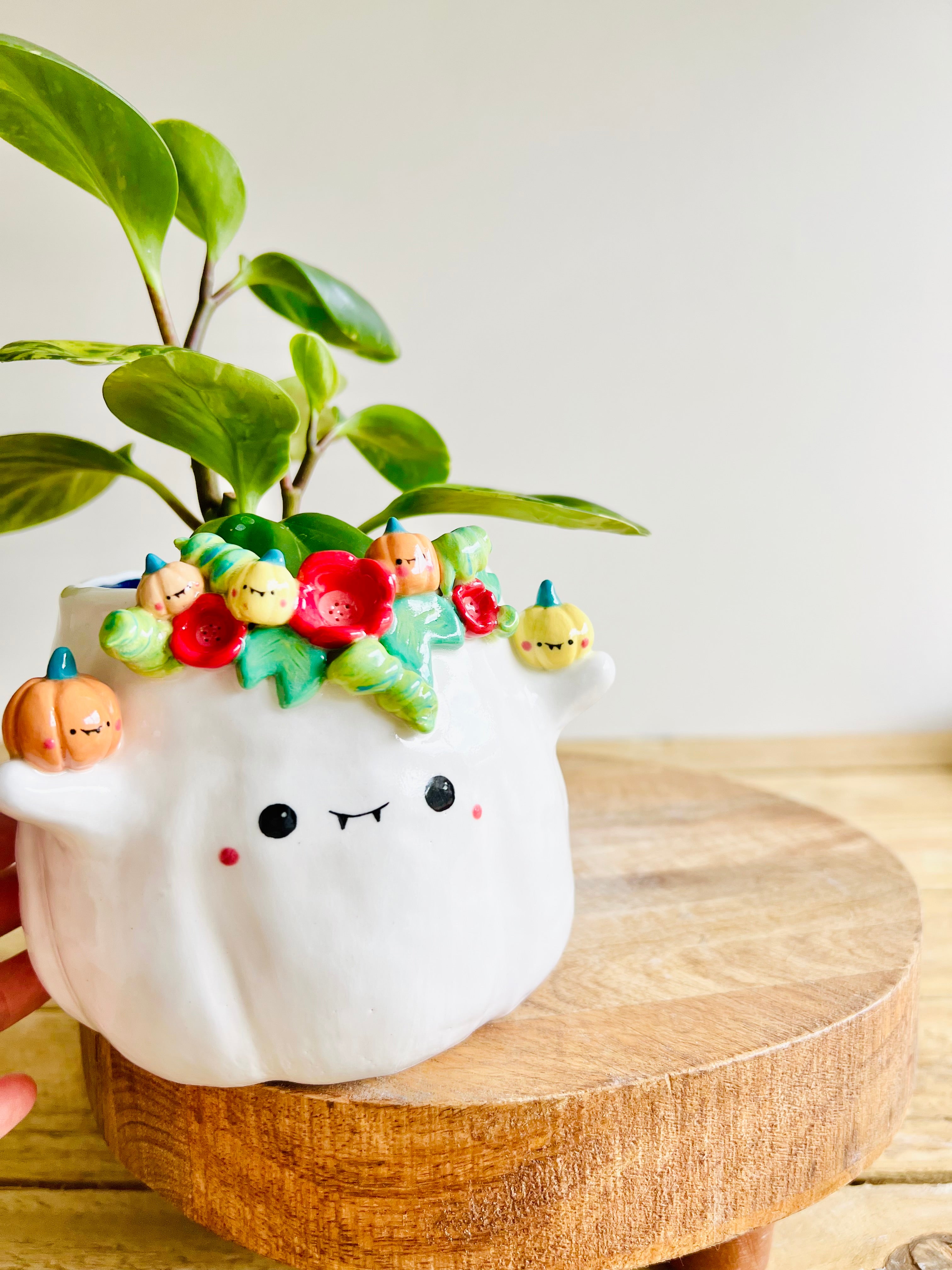 Flowery ghost pot with pumpkin friends