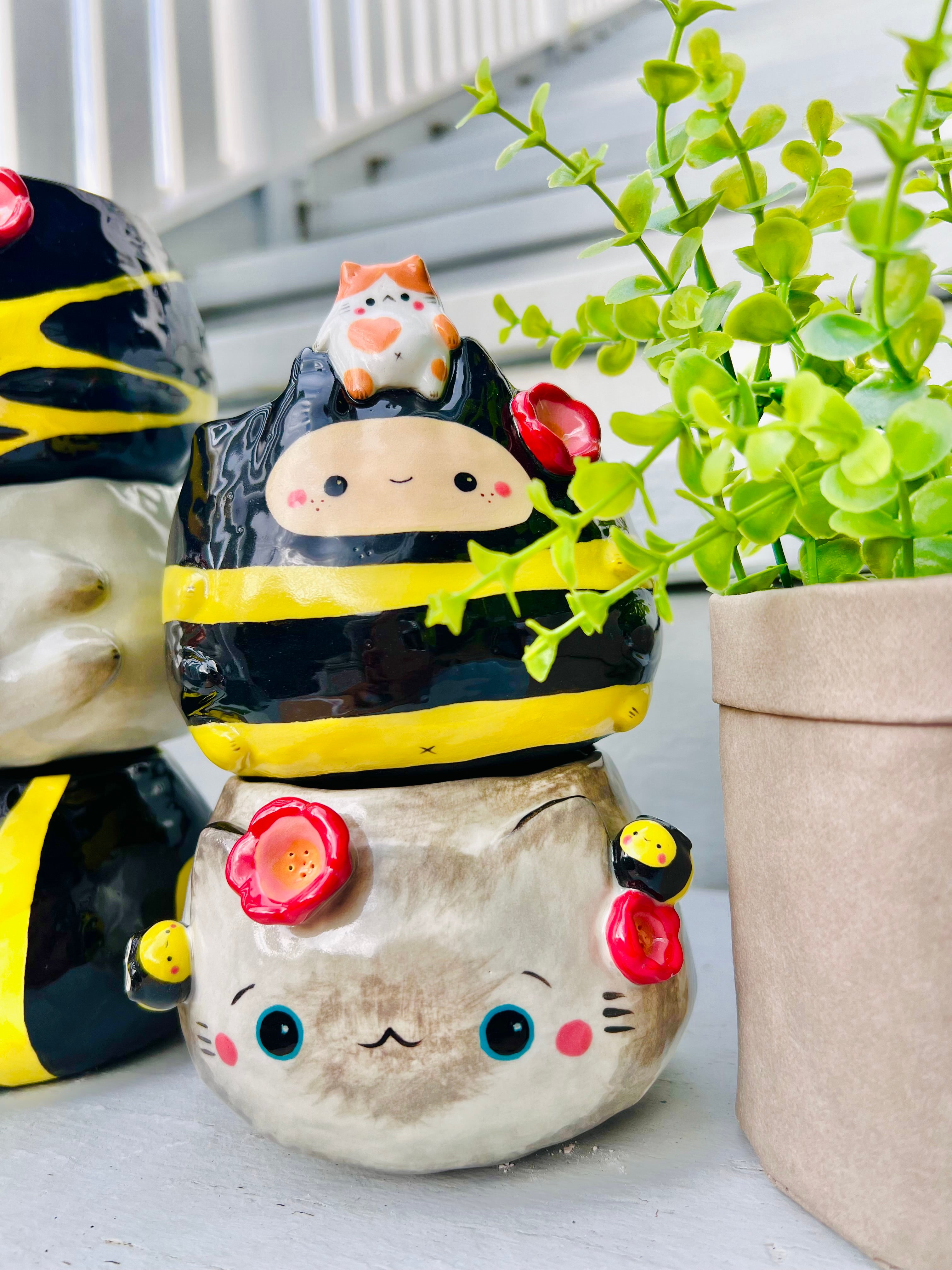 Grey cat head pot with bee friends