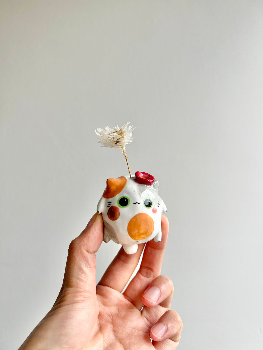Bud vase magnet, photo 1 of 3