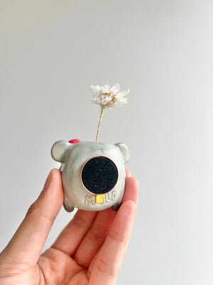 Bud vase magnet