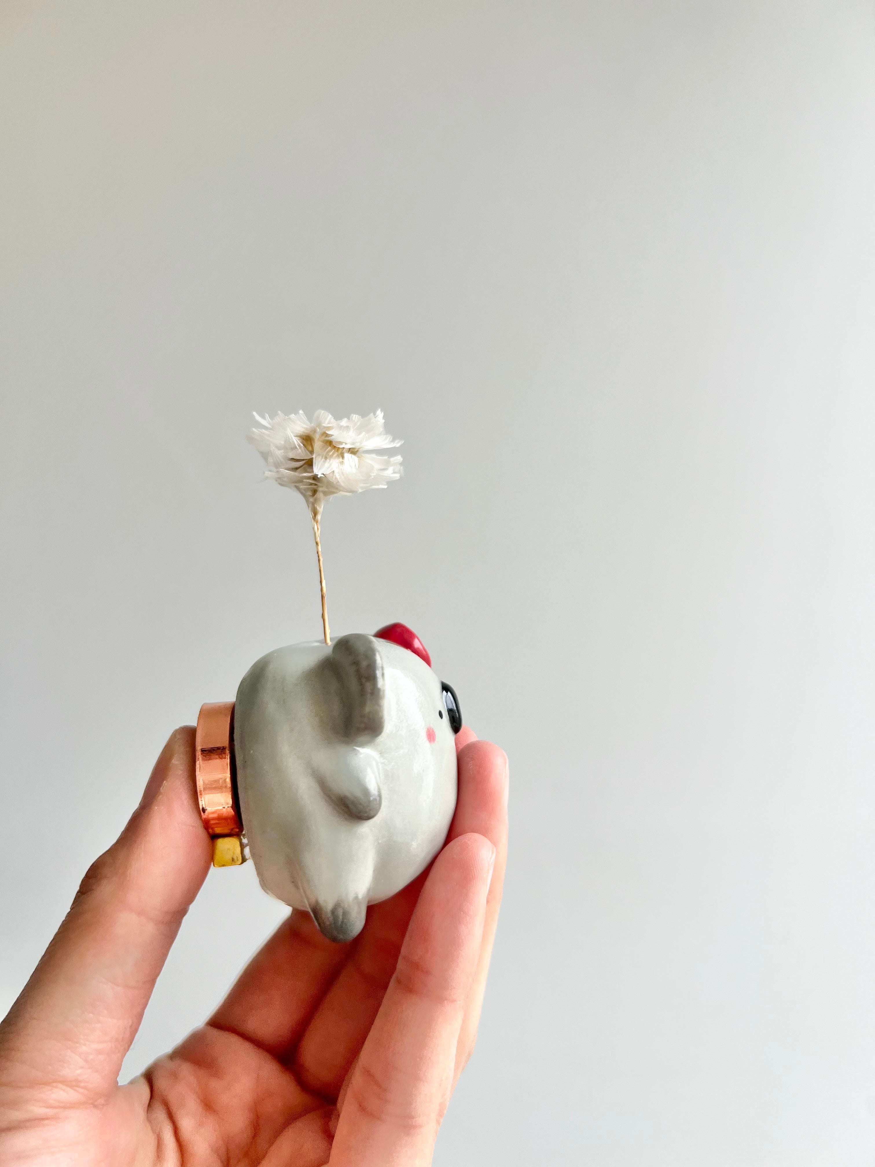 Bud vase magnet