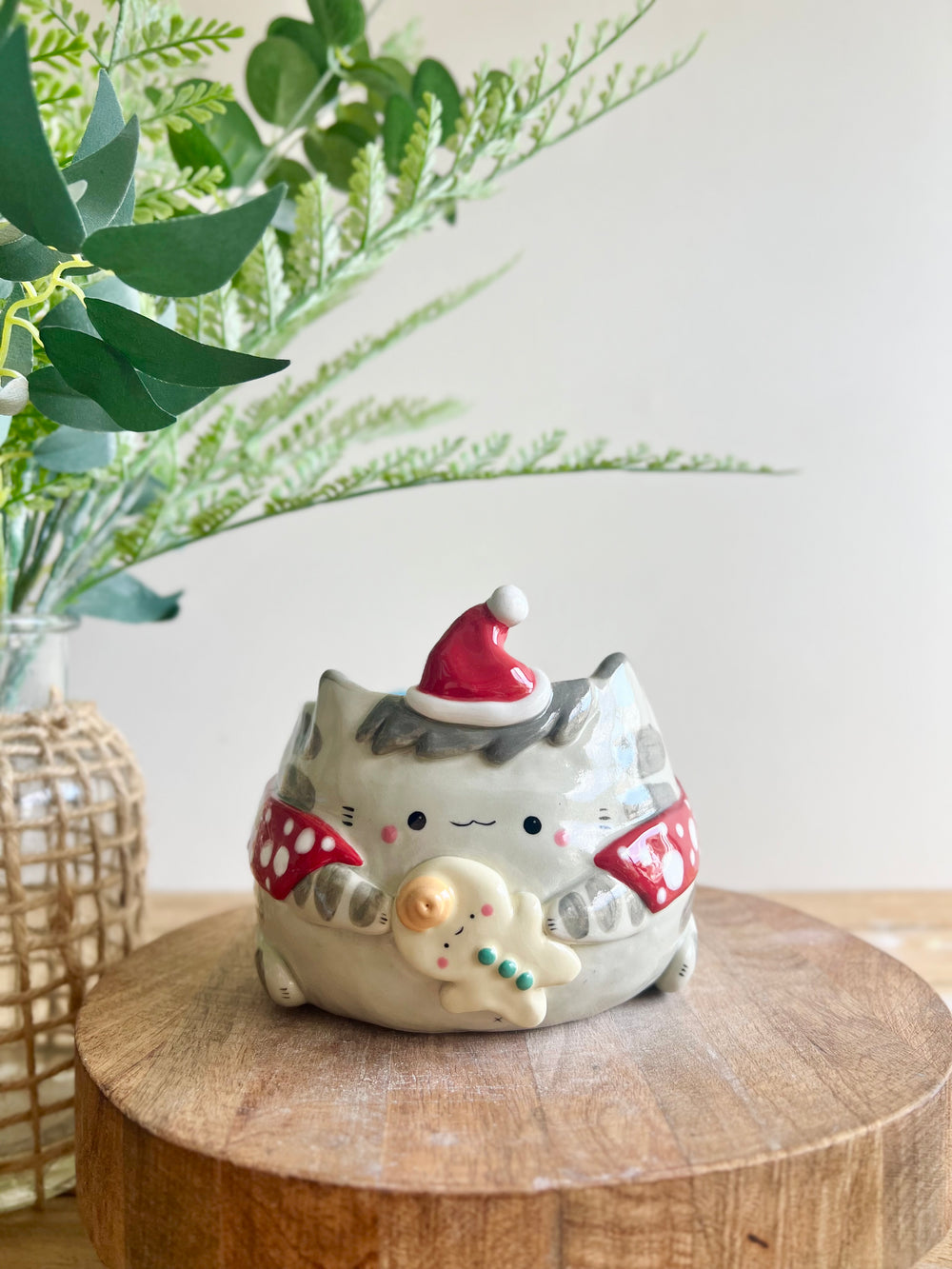 Festive grey cat pot with gingerbread friend, photo 2 of 10