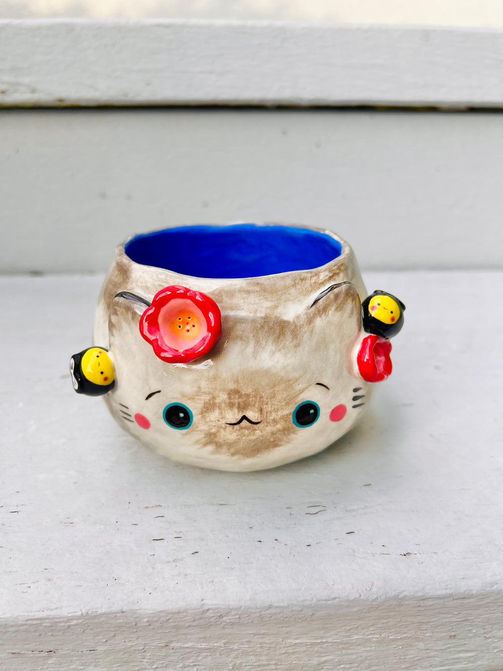 Grey cat head pot with bee friends, photo 5 of 8